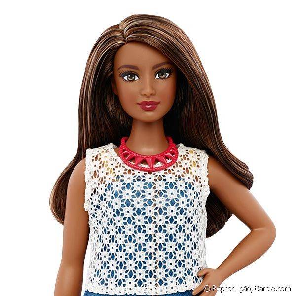O tipo de corpo mais voluptoso chegou para democratizar a beleza da Barbie, e esta boneca de cor negra clara aparece com um batom vermelho fechado e blush em tom de ameixa